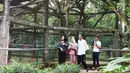 Presiden Joko Widodo beserta Ibu Negara Iriana Widodo dan dua anaknya Kaesang Pangarep dan Kahiyang Ayu saat mengunjungi Kebun Binatang Ragunan, Jakarta, Kamis (29/6). (Liputan6.com/Angga Yuniar)
