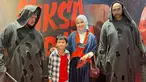 Okie Agustina membagikan salah satu potretnya menghadiri gala premiere film Siksa Neraka dengan putra bungsunya, Miro Materazzi. Dalam potret tersebut, ibu dan anak itu terlihat diapit oleh dua pria berbadan besar memakai pakaian serba hitam. Di sini, Okie juga membagikan cerita perjuangan Kiesha dalam menjalani syuting sampai badannya luka-luka. (Liputan6.com/IG/@okieagustina_)