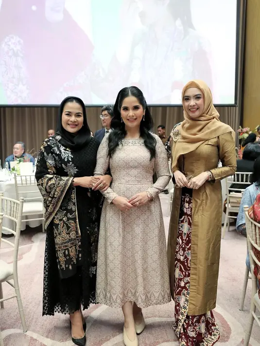 Sebagai penutup, Annisa Pohan nampak kenakan heels pendek berwarna cokelat yang senada dengan dress [@agusyudhoyono]
