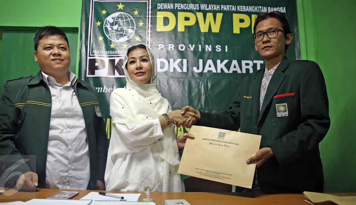 Bakal calon gubernur DKI Mischa Hasnaeni Moein atau yang lebih dikenal dengan sebutan Wanita Emas (tengah) saat menunjukkan formulir pendaftaran cagub DKI dari PKB, di DPW PKB DKI Jakarta, Senin (11/4). (Liputan6.com/Faizal Fanani)