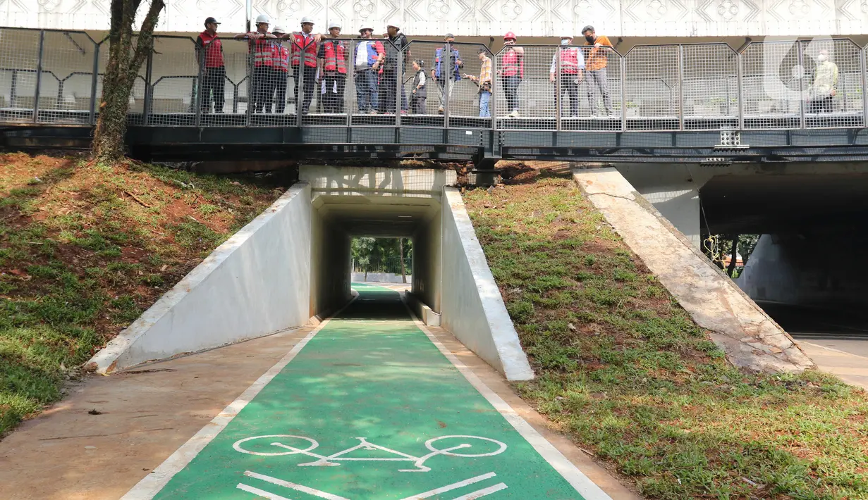 Gubernur DKI Jakarta Anies Baswedan meninjau jalur pejalan kaki saat soft launching fasilitas pejalan kaki dan pesepeda pada proyek pembangunan dan penataan kawasan Semanggi di Taman Semanggi, Jakarta, Rabu (12/10/2022). Anies mengawali soft launching ini dengan bersepeda di jalur baru didampingi Kadishub DKI Jakarta Syafrin Liputo. (Liputan6.com/Herman Zakharia)