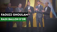 Legenda AC Milan, Paolo Maldini menyerahkan Trofi Ballond d'Or Aljazair kepada pemain Napoli, Faouzi Ghoulam.