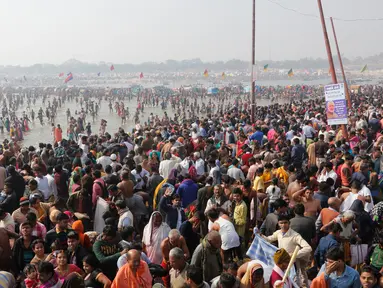 Ratusan ribu umat Hindu berdoa pada hari Basant Panchami dalam festival tahunan Magh Mela di Allahabad, India, Senin (22/1). Basant Panchami dirayakan dengan menyembah Dewi Ilmu dan Hikmat Hindu, Saraswati. (AP Photo/Rajesh Kumar Singh)