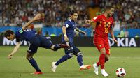 Gelandang Belgia, Eden Hazard, melewati kepungan pemain Jepang pada babak 16 besar Piala Dunia di Rostov Arena, Rostov-on-Don, Senin (2/6/2018). Belgia menang 3-2 atas Jepang. (AP/Rebecca Blackwell)