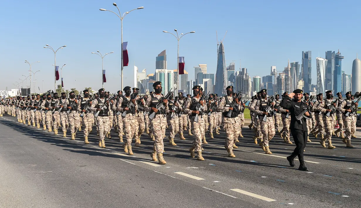 Tentara Qatar berpartisipasi dalam latihan parade militer untuk Hari Nasional Qatar di Doha, ibu kota Qatar (11/12/2020). Qatar akan merayakan Hari Nasional pada 18 Desember. (Xinhua/Nikku)
