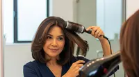 Cara Menata Belahan Rambut untuk Membuat Wajah Terlihat Lebih Menawan