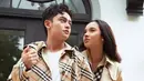 Randy Martin tampil stylish dengan t-shirt putih berbalut trench coat monogram Burberry [@randymartinnn]