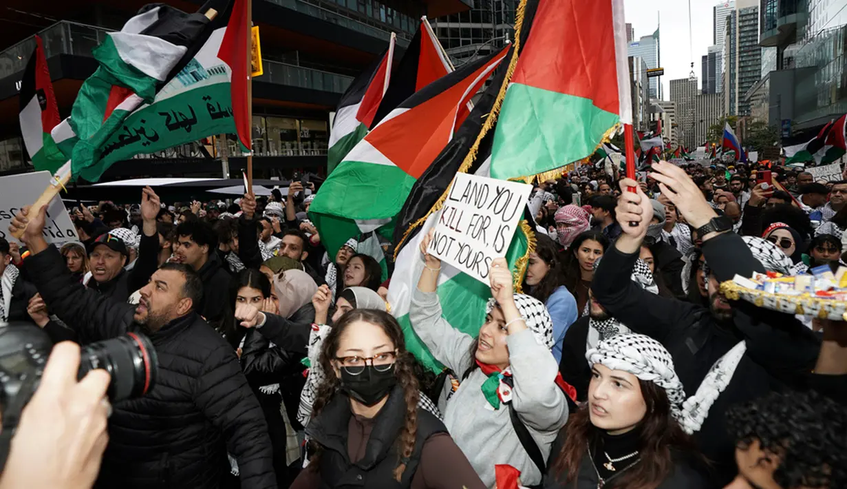 Satu unjuk rasa diadakan oleh Gerakan Pemuda Palestina pada pukul 14.00 di Nathan Phillips Square, sementara pertemuan solidaritas dengan Israel berlangsung pada pukul 7 malam di Mel Lastman Square. (Arlyn McAdorey/The Canadian Press via AP)