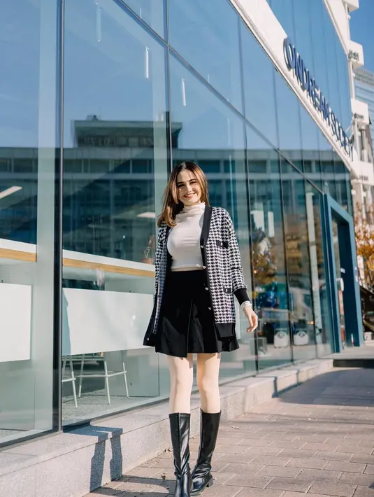 Foto kali ini, Syifa Hadju memang pantas dikatakan boneka hidup. Ia tampil super girly dengan padu pada cropped top berdetail kerah tinggi, dipadunya mengenakan mini skirt berwarna hitam. Penampilannya semakin manis dengan sweater bermotif kotak-kotak hitam-putih, dan high boots dari kulit hitam. [Foto: Instagram/syifahadju]