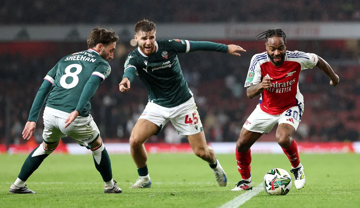 Berkat hasil ini, Arsenal pun berhak melaju ke putaran keempat alias babak 16 besar. Sementara itu, langkah Bolton harus terhenti sampai di sini. (AFP/Adrian Dennis)