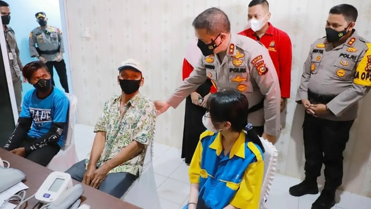 Kapolda Riau Irjen Agung Setya didampingi Kapolres Kepulauan Meranti AKBP Andi Yul melihat proses vaksinasi kepada warga.