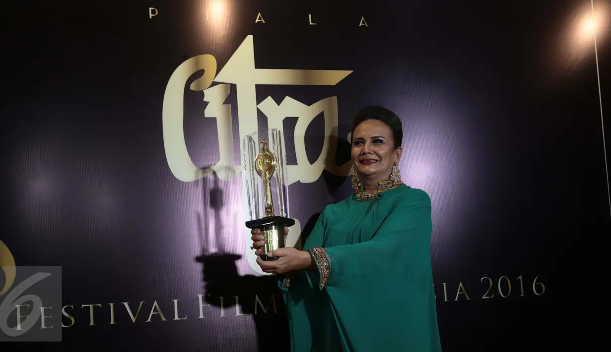 Aktris lawas Christine Hakim meraih Piala Citra untuk kategori 'Lifetime Achievement Awards' dalam Festival Film Indonesia (FFI) 2016 di Jakarta, Minggu (6/11). (Liputan6.com/Gempur M Surya)