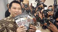 Penulis Setiyardi Negara menunjukkan buku karangannya berjudul 'Hanya Fitnah dan Cari Sensasi, George Revisi Buku' , saat peluncurannya di Jakarta, Rabu (6/1).(Antara)