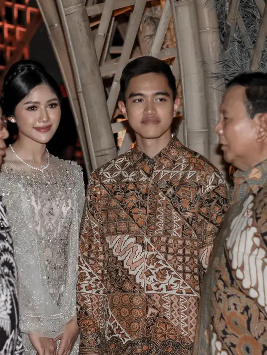 Erina Gudono tampil anggun dalam balutan kebaya full payet berwarna silver dari Wiranti Kurnia [@kaesangp]
