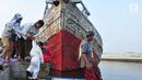  Umat muslim menaiki perahu usai menjalankan Salat Idul Adha 1438 H di kawasan Pelabuhan Sunda Kelapa, Jakarta, Jumat (1/9). Setelah menjalankan salat, umat muslim melakukan penyembelihan hewan kurban. (Liputan6.com/Helmi Afandi)