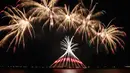 Kembang api dari peserta asal China menghiasi langit Manila pada puncak kompetisi Pyromusical Internasional ke-9 di Filipina, Sabtu (24/3). Tim kembang api Jerman dan Inggris memenangkan festival kembang api internaisonal ini. (AP/Bullit Marquez)