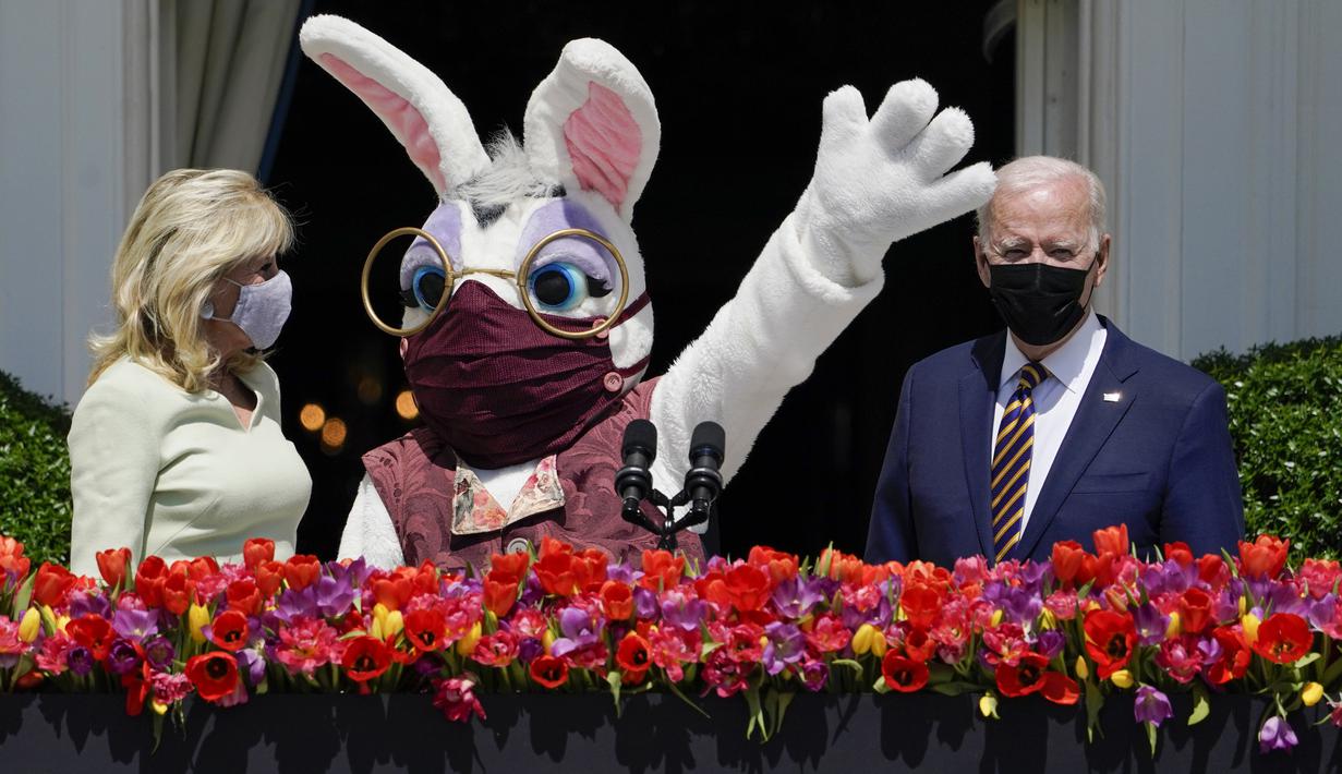 Presiden Joe Biden bersama Ibu Negara Jill Biden dan Kelinci Paskah berdiri di balkon Ruang Biru, Gedung Putih, Washington, Amerika Serikat, Senin (5/4/2021). Gedung Putih kembali meniadakan tradisi Easter Egg Roll menyusul pandemi COVID-19 yang sedang berlangsung. (AP Photo/Evan Vucci)