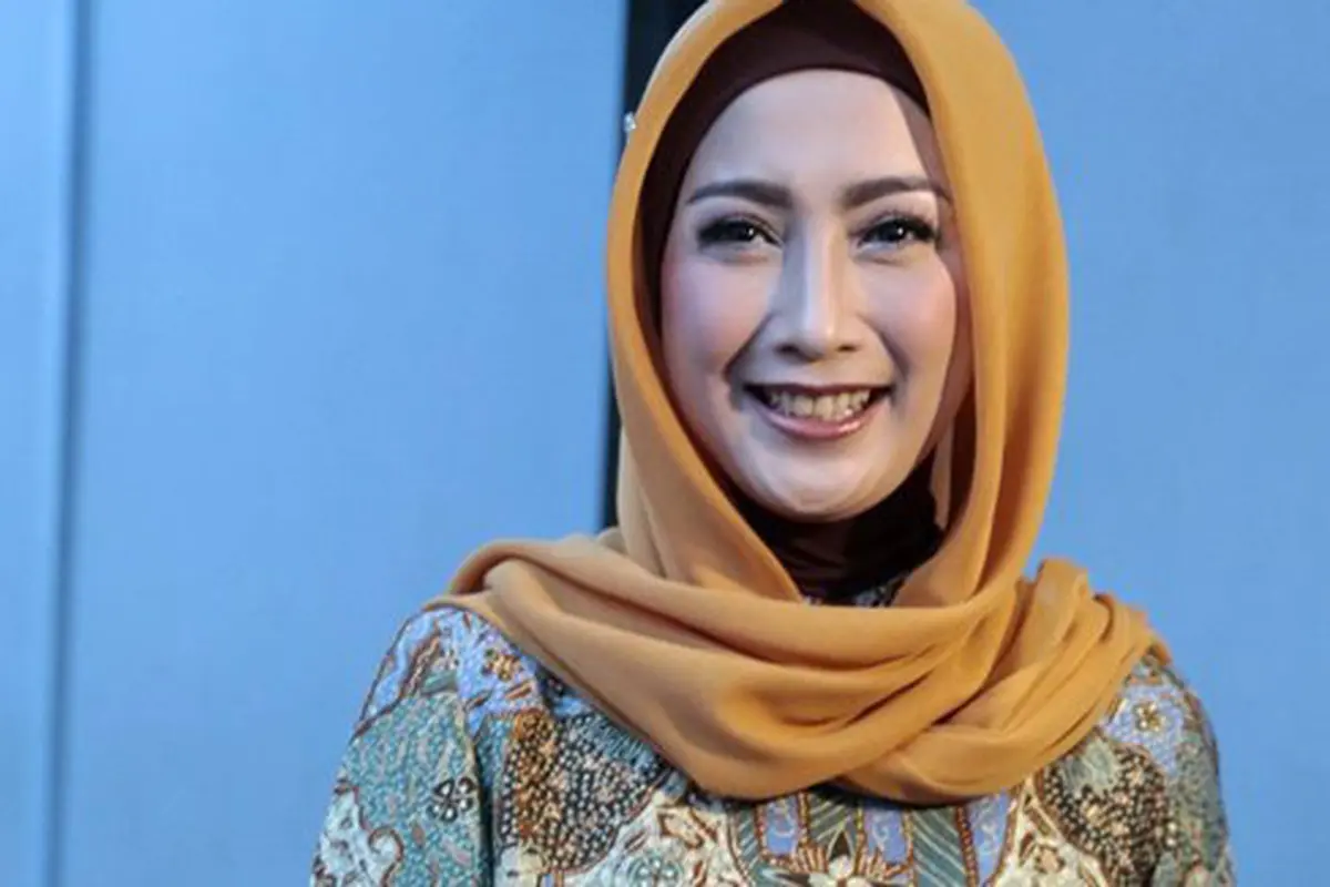 Desy Ratnasari alami jatuh bangun dalam karir/copyright: KapanLagi.com
