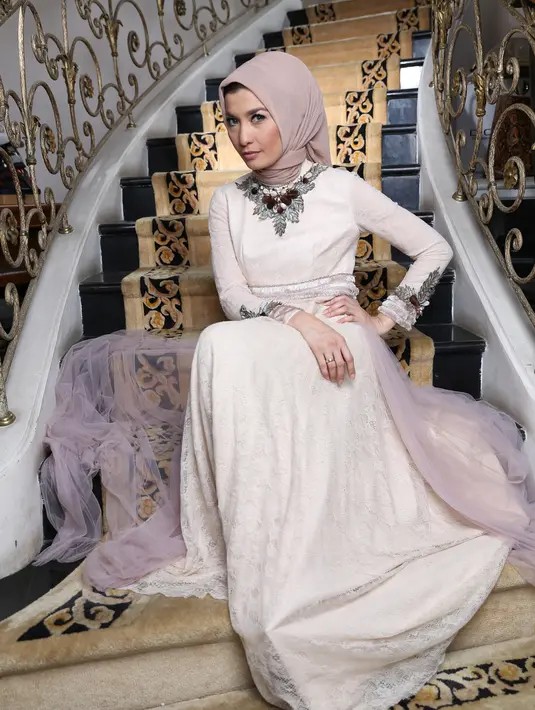 Baginya semua tempat di kampung itu penting dan indah. Seperti masjid tempat salat dan belajar mengaji. Ke sekolah ingat saat masih manjat pagar. Di pantai ingat saat dulu sering olah raga. Semuanya  sangat ‘memorable’. (Galih W. Satria/Bintang.com)