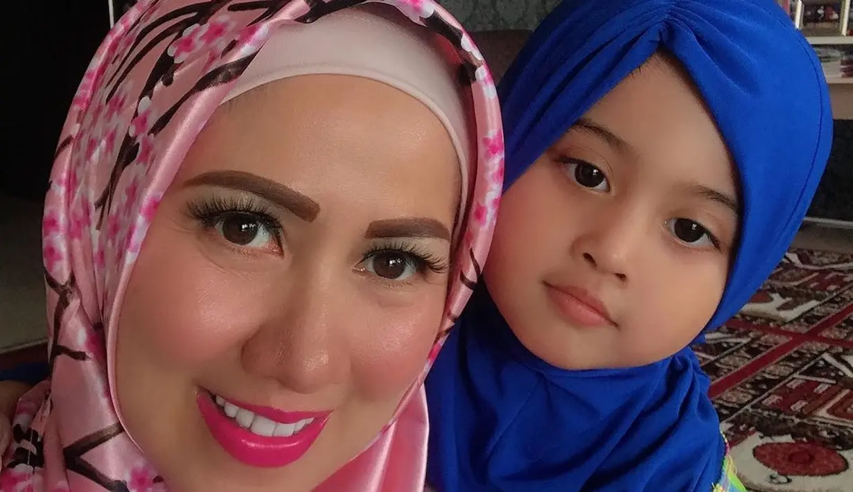 Kehadiran Vania Athabina dalam kehidupan Venna makin memberi keceriaan dalam hidupnya. Venna Melinda memang sangat ingin memiliki anak perempuan. (Liputan6.com/IG/@vennamelindareal)