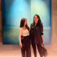 Ririn Ekawati selalu tampil memukau. Ibu 2 orang anak ini justru lebih terlihat seperti kakak dari anak perempuan pertamanya, Jasmine. Ririn tampil bak ABG dengan oversized shirt dan skinny pants berwarna hitam, sedang Jasmine mengenakan long sleeve top putih dipadu dengan cullotes pants hitam.