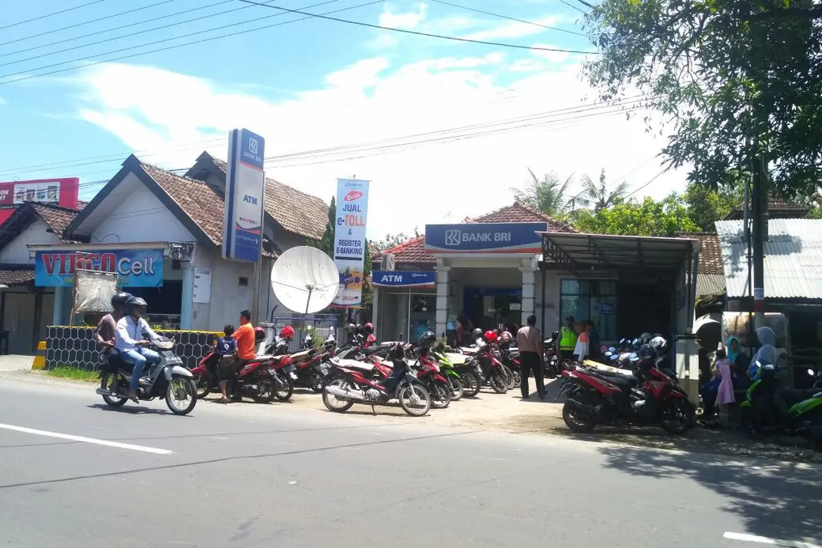 Mendadak Raib dari Tabungan, Belasan Nasabah Datangi Kantor BRI Kediri