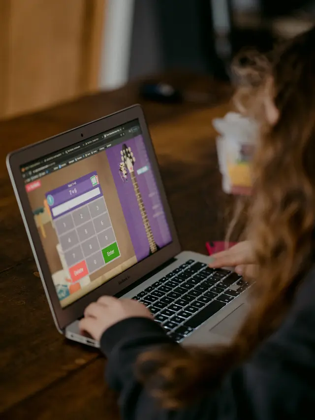 Seseorang Sedang Mengerjakan Kuis di Laptop