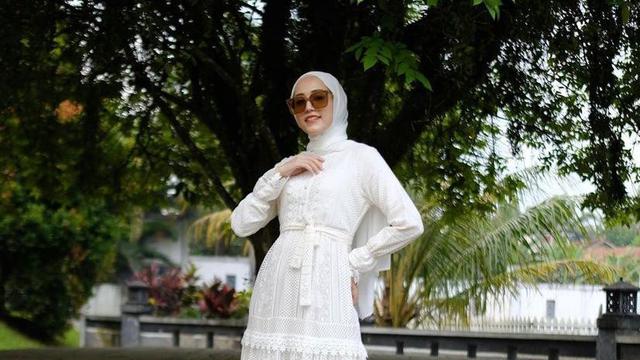 10 Inspirasi Model Baju Gamis Lebaran Simpel dan Elegan ala Seleb, Zaskia Sungkar-Lesti Kejora