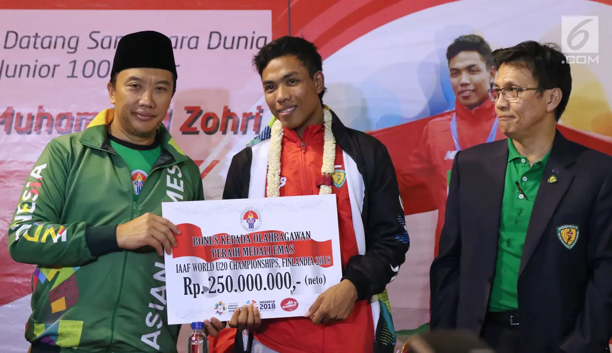 Pelari muda Indonesia, Lalu Muhammad Zohri (tengah) menerima bonus dari Menpora Imam Nahrawi di Terminal 3 Bandara Soetta, Tangerang, Selasa (17/7). Lalu M Zohri meraih emas lari 100m putra di Kejuaraan Dunia U-20 IAAF. (Liputan6.com/Helmi Fithriansyah)
