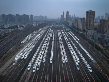 Foto udara menunjukkan kereta terparkir di Wuhan, Provinsi Hubei, China tengah (10/2/2020). Demi mengendalikan penyebaran wabah pneumonia coronavirus baru (novel coronavirus pneumonia/NCP), kereta keberangkatan dan kedatangan di Provinsi Hubei ditangguhkan atau dijadwalkan ulang. (Xinhua/Xiao Yijiu)