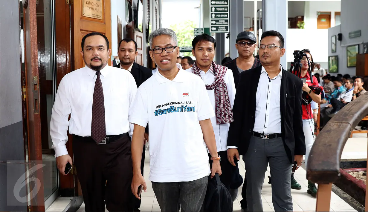 Buni Yani (tengah) berjalan usai mengajukan permohonan praperadilan di PN Jakarta Selatan, Senin (5/12). Buni Yani ditetapkan sebagai tersangka kasus penyebaran informasi yang menimbulkan permusuhan berdasarkan SARA. (Liputan6.com/Helmi Fithriansyah)