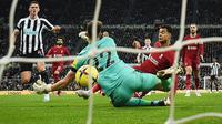Pemain Liverpool, Cody Gakpo, mencetak gol ke gawang Newcastle United pada laga pekan ke-24 Premier League 2022/2023 di St James' Park, Minggu (19/2/2023). Kemenangan Liverpool ini menjadi yang kedua secara beruntun di Premier League. Tak hanya menang, The Reds selalu clean sheet. (AFP/Oli Scarff)