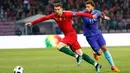 Pemain depan Portugal, Cristiano Ronaldo (kiri) bersaing bola dengan Tonny Vilhena asal Belanda pada laga persahabatan di Stadion Stade de Geneve, Jenewa, Swiss, Senin (26/3). Belanda bantai Portugal 3-0. (KEYSTONE/Salvatore Di Nolfi/Keystone via AP)