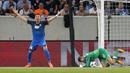 Protes pemain Hoffenheim, Sandro Wagner (kiri) saat gagal menjebol gawang Liverpool yang dikawal Simon Mignolet pada kualifikasi Liga Champions di Rhein-Neckar-Arena, Sinsheim, (15/8/2017). Liverpool menang 2-1.  (AP/Michael Probst)
