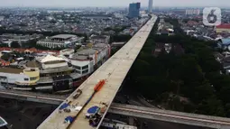 Pembangunan Jalan Tol Layang Dalam Kota di Kelapa Gading, Jakarta, Kamis (15/10/2020). Konstruksi jalan layang sepanjang  69,77 km tersebut akan terintegrasi dengan transportasi umum Bus Rapid Transit (BRT) diharapkan dapat membantu mengurai kemacetan di dalam kota. (merdeka.com/Imam Buhori)