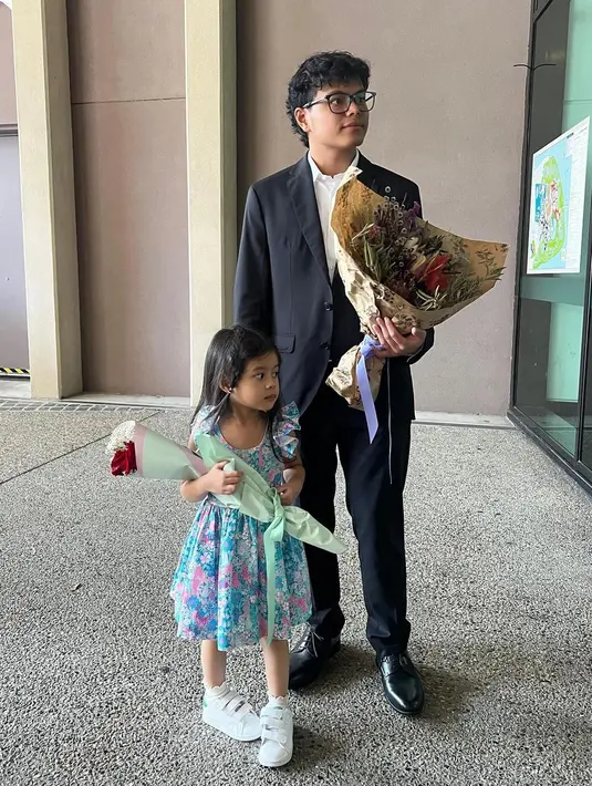 Gista bersama sang suami dan anaknya, Salima Putri, datang ke wisuda Salva di Australia. Mereka kompak memberikan dukungan pada Salvaditya yang lulus dari jurusan Ilmu Komunikasi. [@gistaputri]