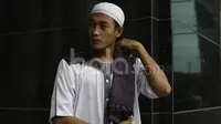 Bek Timnas Indonesia, Hansamu Yama Pranata, terlihat modis dengan mengenakan baju muslim saat sholat Jumat di Hotel Grand Fourwings, Bangkok, Thailand, Jumat (16/12/2016). (Bola.com/Vitalis Yogi Trisna)