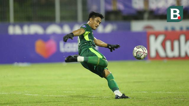 Foto: Aksi Ernando Ari Sutaryadi, Kiper Belia Persebaya Surabaya yang Membuat Juara BRI Liga 1 Bali United Gigit Jari