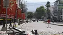 Puing-puing tergeletak di jalan pasca gempa bumi di General Santos, Filipina, Senin 8 Juni 2026. (AP Photo)