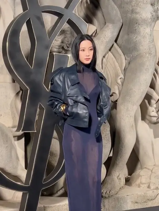 Pose Moon Ga Young saat hadir di acara Paris Fashion Week 2023. Ia memadukan busana transparannya dengan jaket kulit hitam dan merias simpel wajahnya dengan rambutnya terurai. (Instagram/m_kayoung)