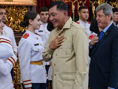 Menteri Pertahanan Indonesia Sjafrie Sjamsoeddin (kedua dari kanan) bersama Duta Besar Palestina untuk Indonesia Zuhair Al-Shun (kanan) bertemu dengan mahasiswa Palestina yang sedang menempuh pendidikan sarjana di Universitas Pertahanan Indonesia (Unhan) , di Kantor Kementerian Pertahanan, Jakarta, pada Jumat 26 September 2025. (BAY ISMOYO/AFP)