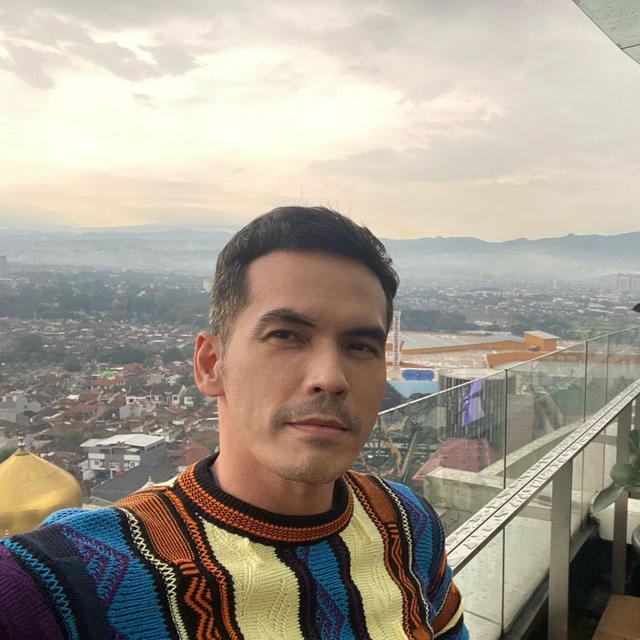 7 Potret Terbaru Atalarik Syach yang Masih Betah Menduda, Curi Perhatian