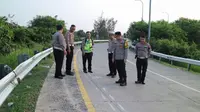 Jajaran kepolisian saat melaksanakan gelar perkara kecelakaan tunggal di KM 72 Cipali. Foto (Istimewa)