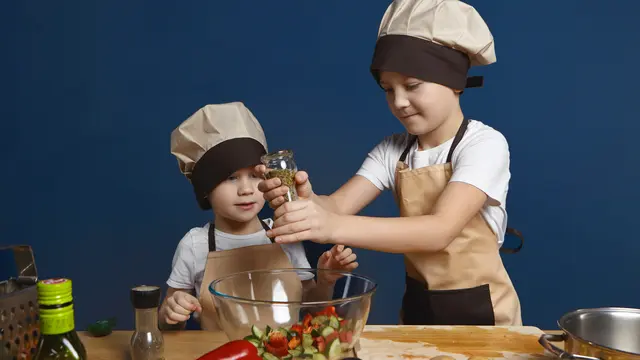 Libatkan Mereka dalam Memasak (Image by Freepik/karlyukav)