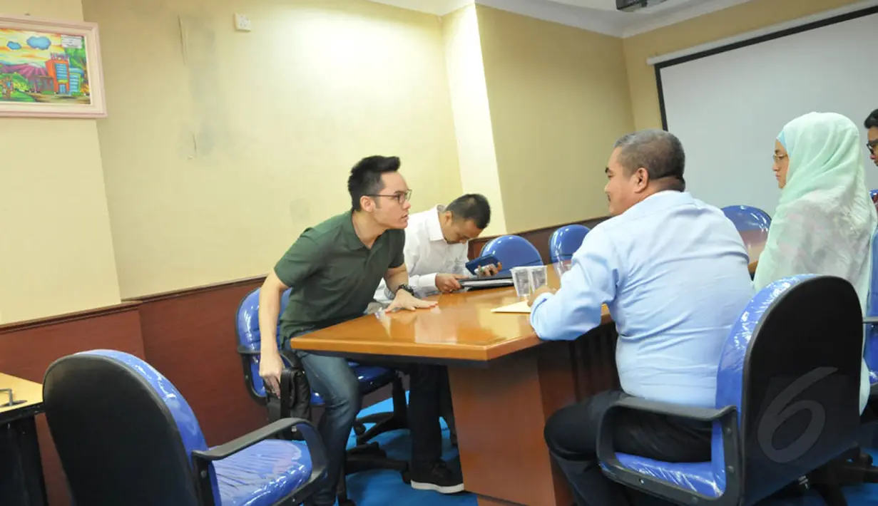 Kedatangan Ben kali ini karena adanya panggilan dari Ketua KPAI Asrorun Ni'am Sholeh, karena diketahui berebutan hak asuh atas anak semata wayang, Sienna Ameerah Kasyafani. (Liputan6.com/Panji Diksana)