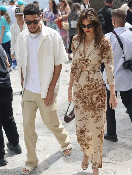 Sedangkan Kendall Jenner terlihat mengenakan kemeja dan rok bernuansa cokelat dengan aksen motif bunga yang menawan.