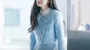 Saat menjadi cameo, Kim Tae Hee tampil mengenakan dua outfit dengan look berbeda. Pertama, ia mengenakan setelan warna biru bergaya lady boss dari brand self-portrait. [JTBC Drama]