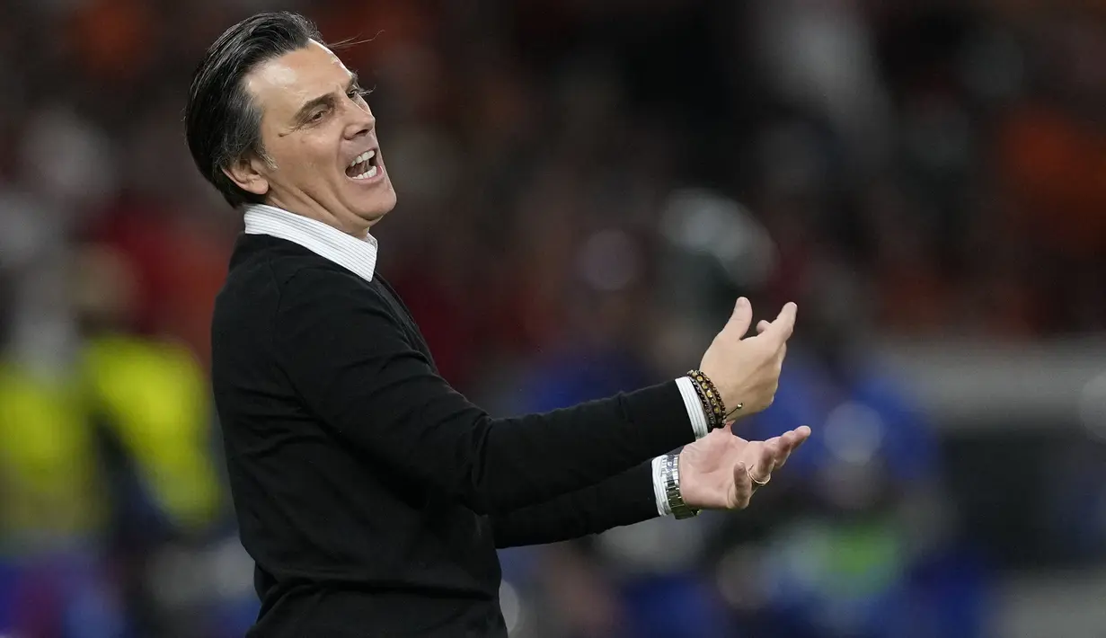 Reaksi kecewa pelatih kepala Timnas Turki, Vincenzo Montella saat menghadapi Timnas Belanda pada laga perempatfinal Euro 2024 di Olympiastadion, Berlin, Jerman, Sabtu (6/7/2024). (AP Photo/Antonio Calanni)