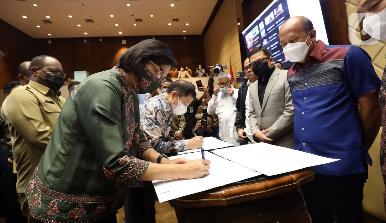 Menteri Keuangan Sri Mulyani (depan) dan Kepala Bappenas Suharso Monoarfa menandatangani dokumen saat rapat kerja dengan Komisi II di Kompleks Parlemen MPR/DPR-DPD, Senayan, Jakarta, Selasa (28/6/2022). Komisi II DPR dan pemerintah menyepakati penentuan ibu kota untuk tiga daerah otonomi baru (DOB) Papua yang diatur dalam tiga rancangan undang-undang. (Liputan6.com/Angga Yuniar)