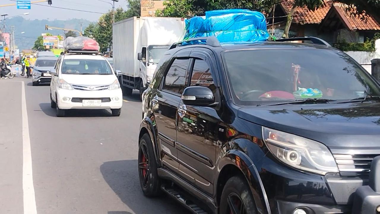 Antrian kendaraan pemudik mulai mengurai di jalur mudik Limbangan-Malangbong sejak Sabtu dini hari, sehingga petugas mulai menerapkan strategi CB one way. (Liputan6.com/Jayadi Supriadin)